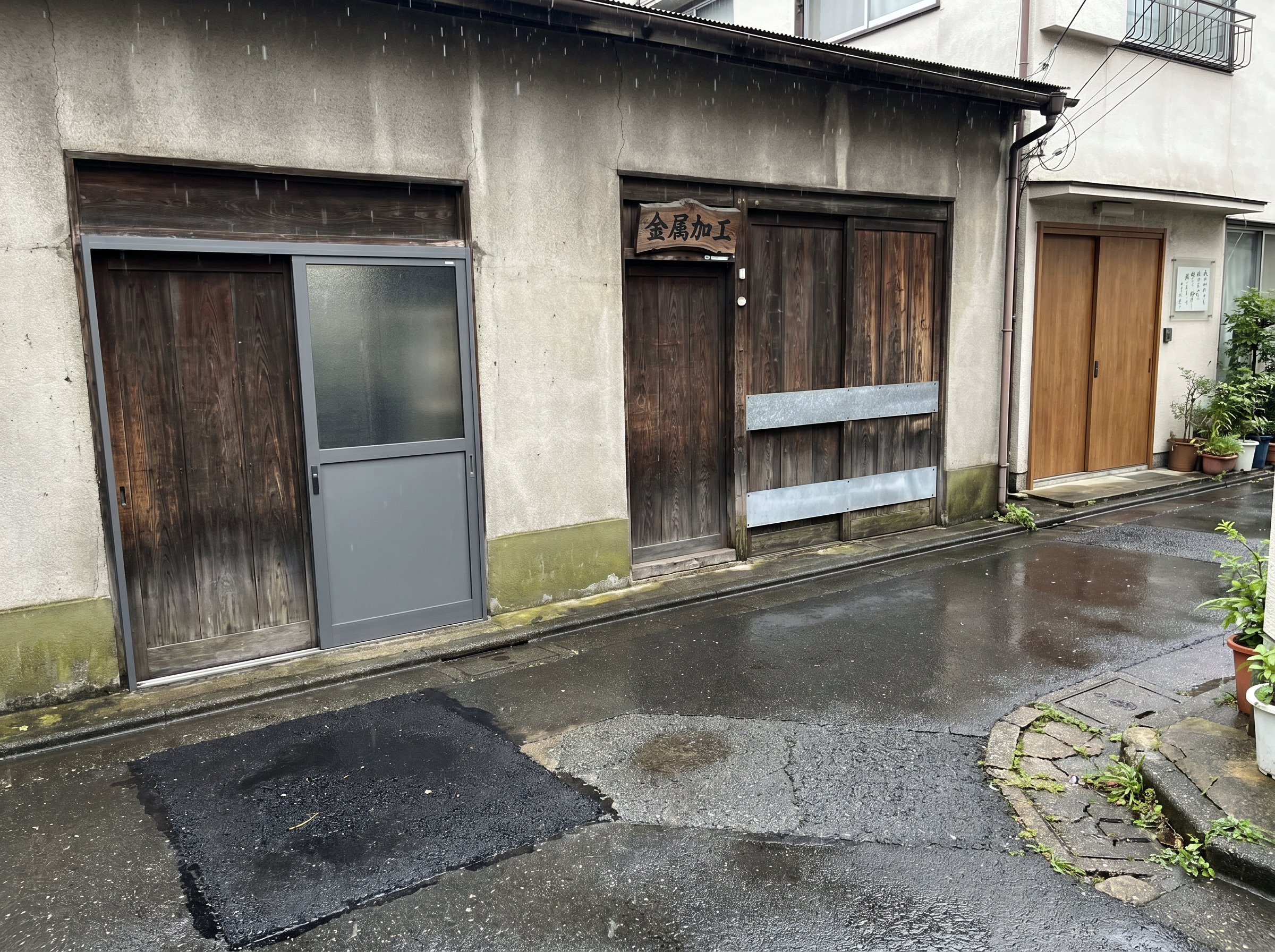 Roji wide with workshop doors and residential door at the end