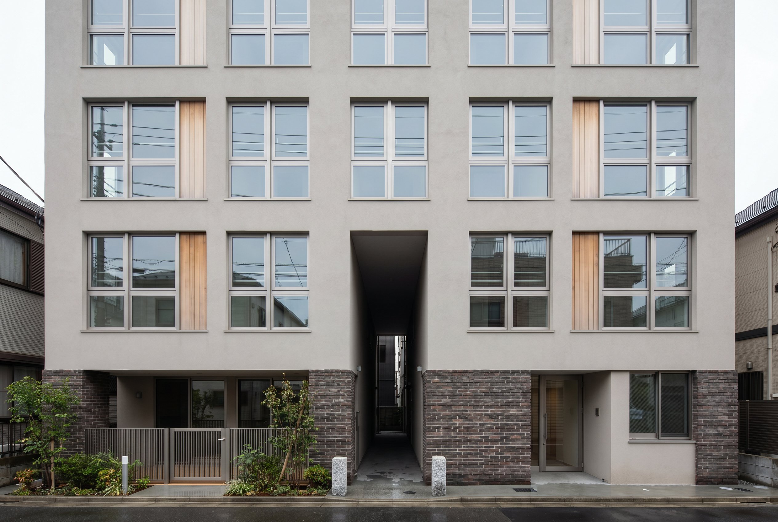 Kasai Mehrgenerationenhaus, 2021: a roji cut through a civic block